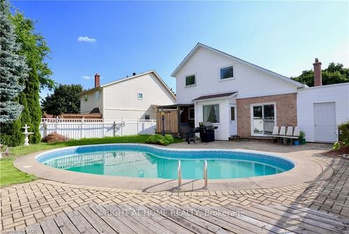 432 Heritage Dr, Kitchener, ON, N2B3M9 | Card Image