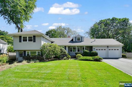 17 Pascack Rd, Park Ridge, NJ, 07656-2018 | Card Image