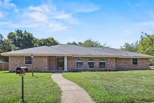 3200 Jamestown Dr, Forest Hill, TX, 76140-1867 | Card Image