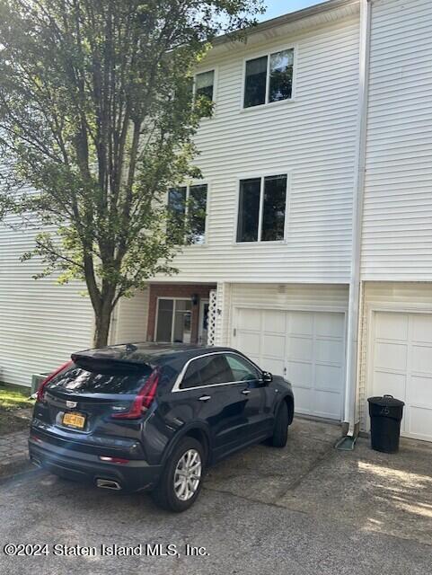 Amanda Ct, Staten Island, NY 10312