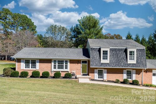 102 Castlegate Dr, Morganton, NC, 28655-3619 | Card Image