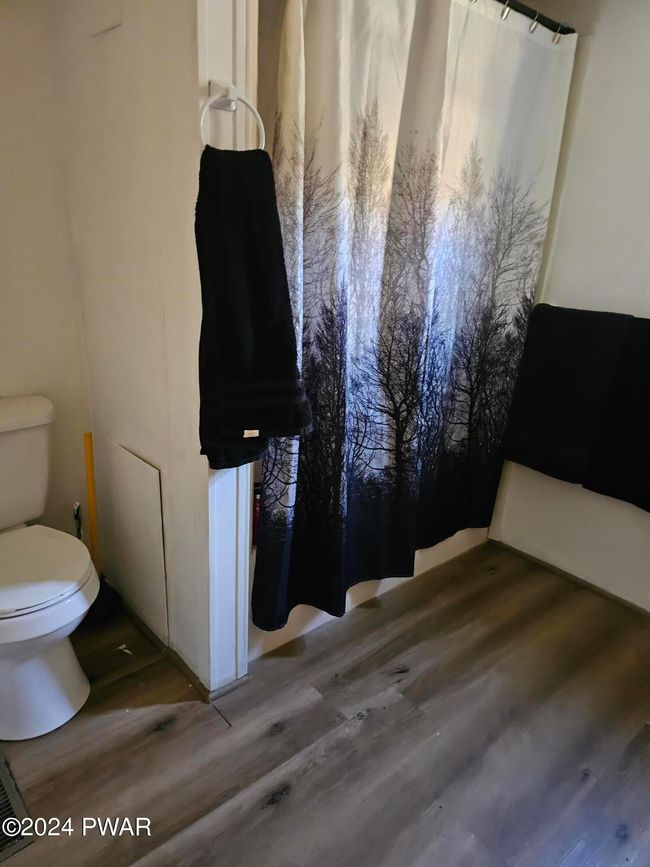 Full Bathroom | Image 8