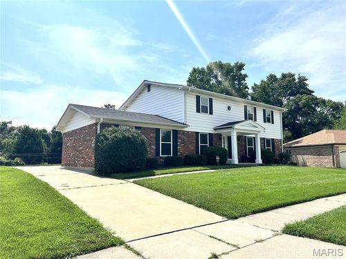 826 Bergquist Dr, Ballwin, MO, 63011-4216 | Card Image