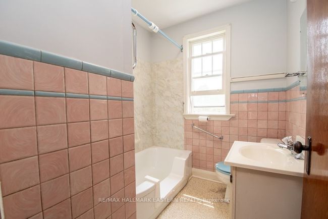 2449 Lansdowne St W, House other with 3 bedrooms, 1 bathrooms and 6 parking in Cavan Monaghan ON | Image 21