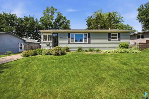 2601 S Van Eps Ave, Sioux Falls, SD, 57105-5133 | Card Image
