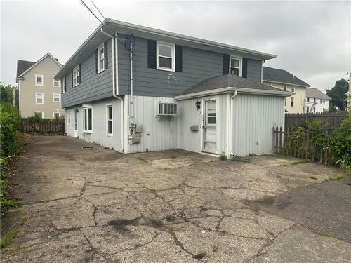 39 Locust St, Pawtucket, RI, 02860-1218 | Card Image