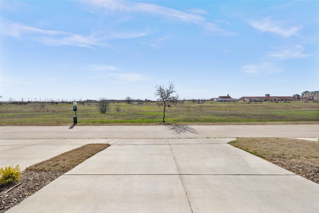 View of green lawn with driveway | Image 16