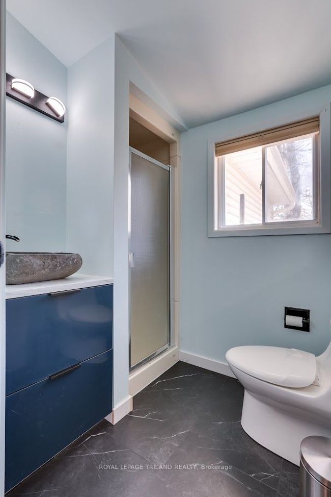 7933 Katharine Cres, House other with 2 bedrooms, 1 bathrooms and 5 parking in Port Franks ON | Image 13