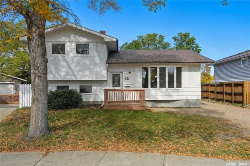 42 Aitken Cres, Regina, SK, S4R5W7 | Card Image