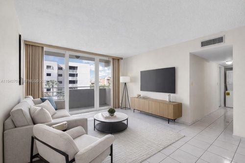 apt-305-8050 Nw 8th St, Miami, FL, 33126-4039 | Card Image