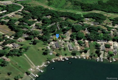 10510 Lake Shore Dr, Fenton, MI, 48430-2424 | Card Image