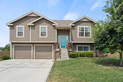 710 S Sunset Lane, House other with 3 bedrooms, 2 bathrooms and null parking in Raymore MO | Image 1