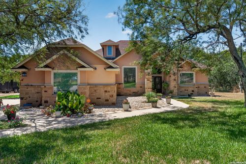 124 County Road 2662, Devine, TX, 78016-5234 | Card Image