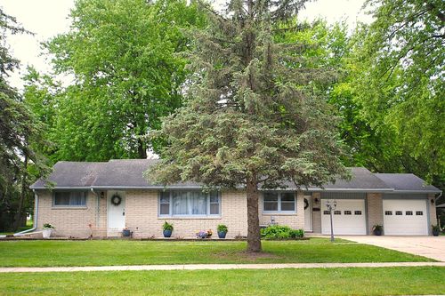 417 W Geneva St, Elkhorn, WI, 53121-1667 | Card Image