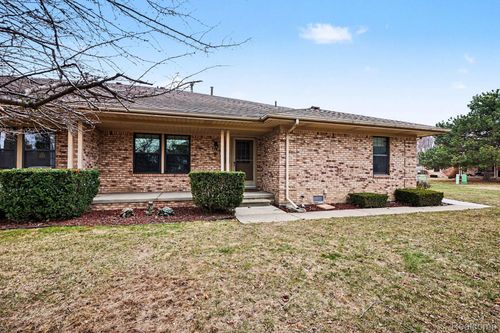 33524 Meldrum St, Chesterfield, MI, 48047-3407 | Card Image