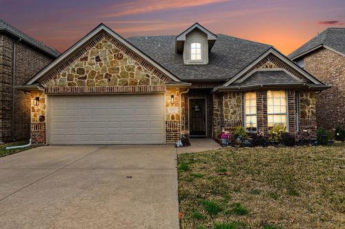 3153 Well Springs Dr, Hurst, TX, 76053-7470 | Card Image