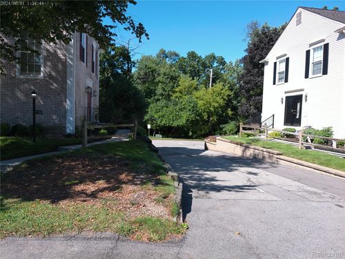 1437 Lantern Ln, Rochester Hills, MI, 48306-4240 | Card Image