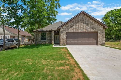 820 N Wood St, Denton, TX, 76209-4428 | Card Image
