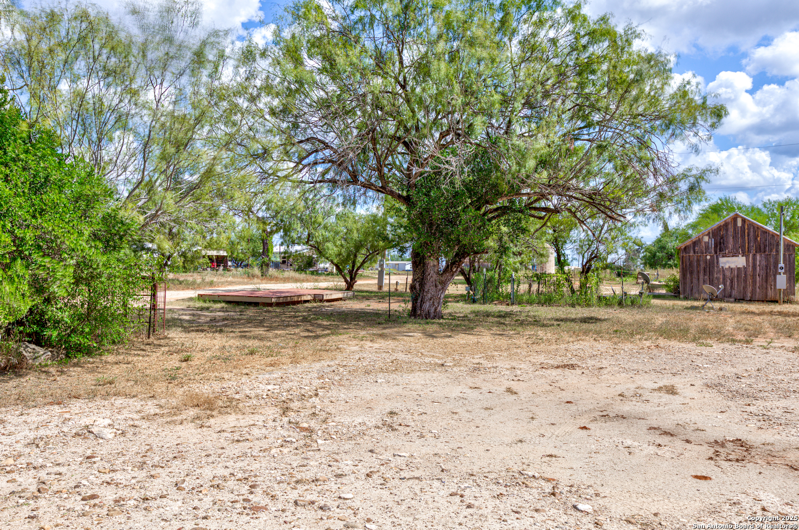 Land in Dilley 3