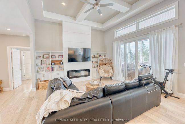 23 Tudor Cir, House other with 3 bedrooms, 3 bathrooms and 6 parking in Lombardy ON | Image 8
