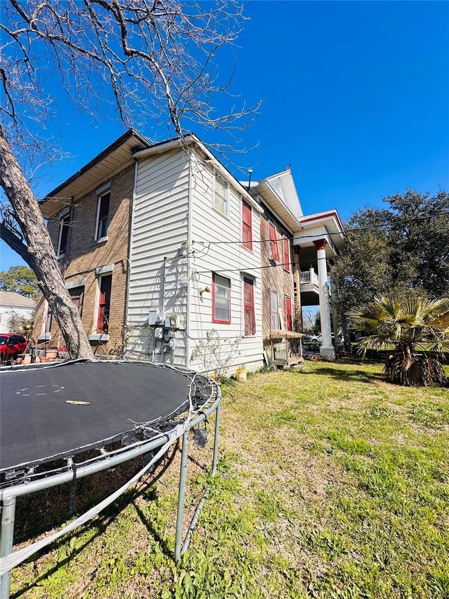 1002 Hopkins St, House other with 5 bedrooms, 3 bathrooms and 2 parking in Yoakum TX | Image 24