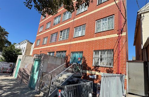 211c-104 39th Ave, Corona, NY, 11368-2365 | Card Image
