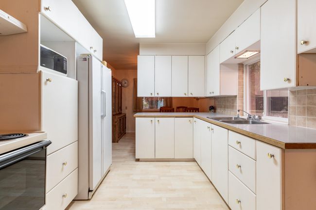 692 Blue Mountain St, House other with 3 bedrooms, 1 bathrooms and 6 parking in Coquitlam BC | Image 10