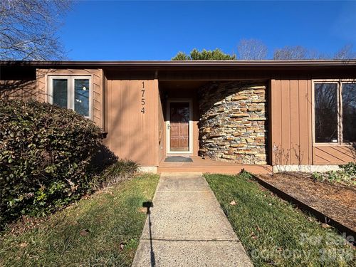 1754 12th St Ne, Hickory, NC, 28601-2001 | Card Image