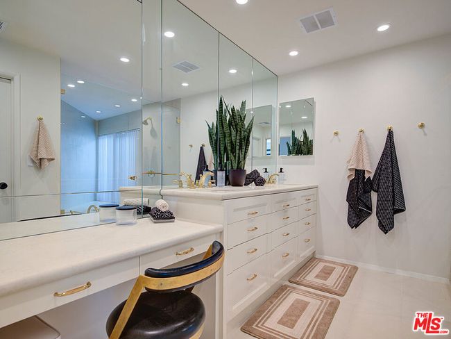 APT-201 - 5205 Ocean Front Walk, Condo with 2 bedrooms, 3 bathrooms and 2 parking in Marina del Rey CA | Image 34