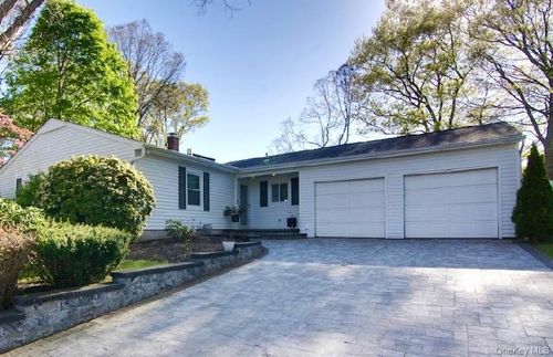 8 Croydon Ave, Ronkonkoma, NY, 11779-1927 | Card Image