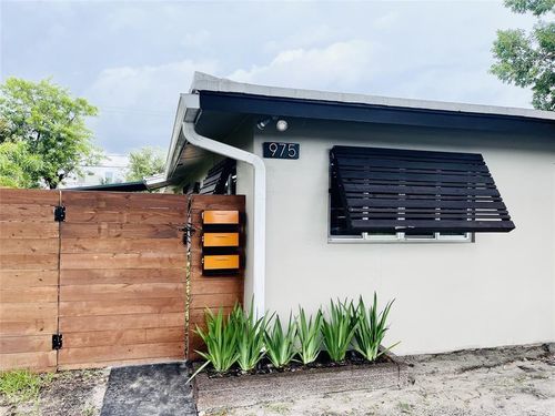 b-975 Ne 40th St, Oakland Park, FL, 33334-3008 | Card Image