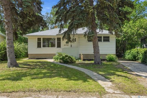 2928 Queen Street, Regina, SK, S4S2E4 | Card Image