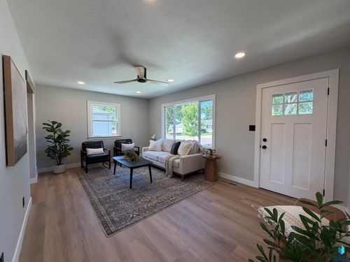 3016 S Glendale Ave Avenue, Sioux Falls, SD, 57105 | Card Image