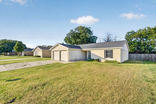 1200 E Georgian Rd, Saginaw, TX, 76179-1116 | Card Image