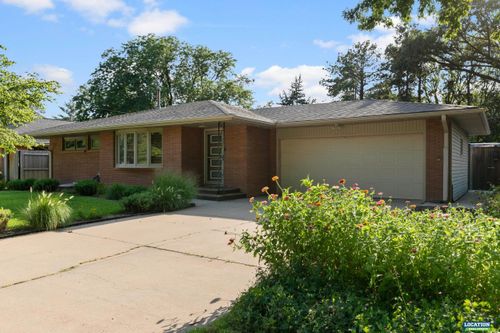 1935 S 44 Street, Lincoln, NE, 68506 | Card Image