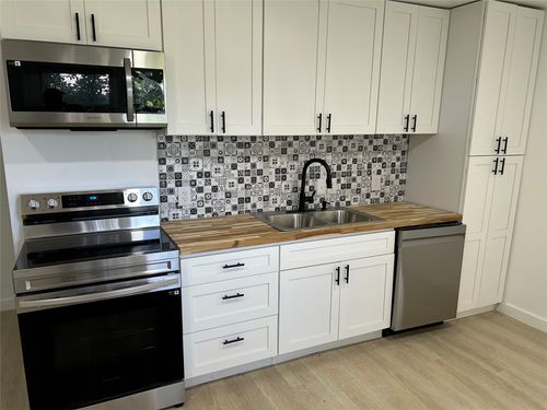 206 N 3rd St, Lott, TX, 76656-4022 | Card Image