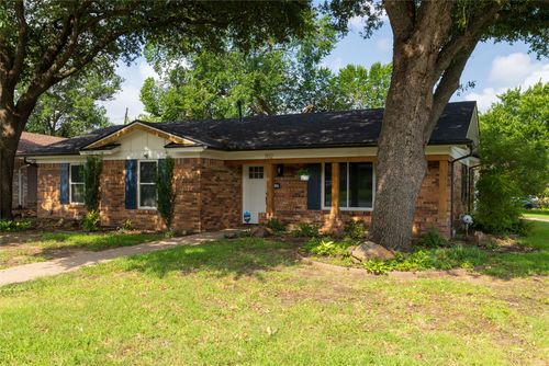 702 Commerce St, Euless, TX, 76040-4804 | Card Image