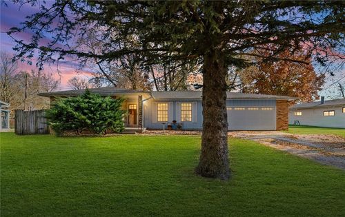 102 Huntington Park, Catlin, IL, 61817-9261 | Card Image