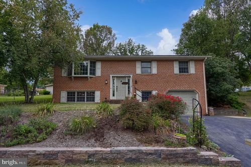 315 Broad St, AKRON, PA, 17501-1143 | Card Image