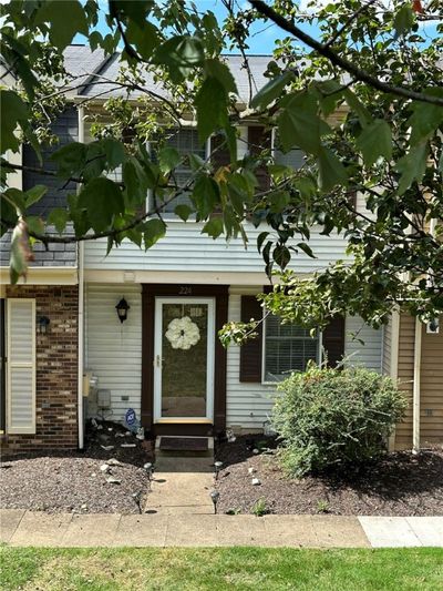 224 Shadowlawn Circle, Townhouse with 2 bedrooms, 1 bathrooms and 1 parking in Whitehall PA | Image 2