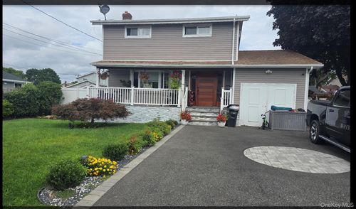 353 Barleau St, Brentwood, NY, 11717-2832 | Card Image