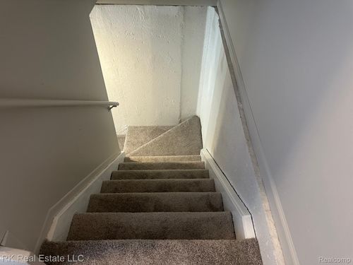 2824 Roundtree Dr, Troy, MI, 48083-2330 | Card Image