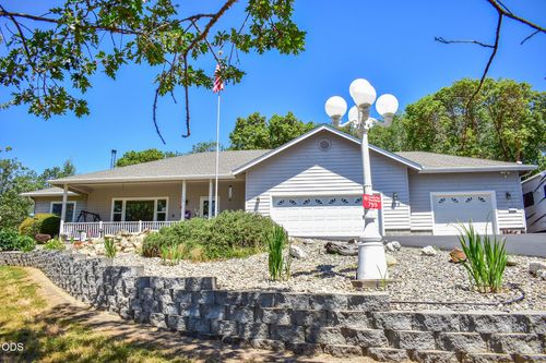 799 Three Pines Rd, Grants Pass, OR, 97526-9742 | Card Image