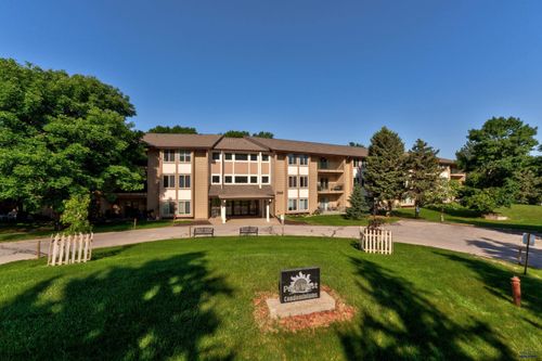 3945 Fairway Hills Dr, Rapid City, SD, 57702-5315 | Card Image