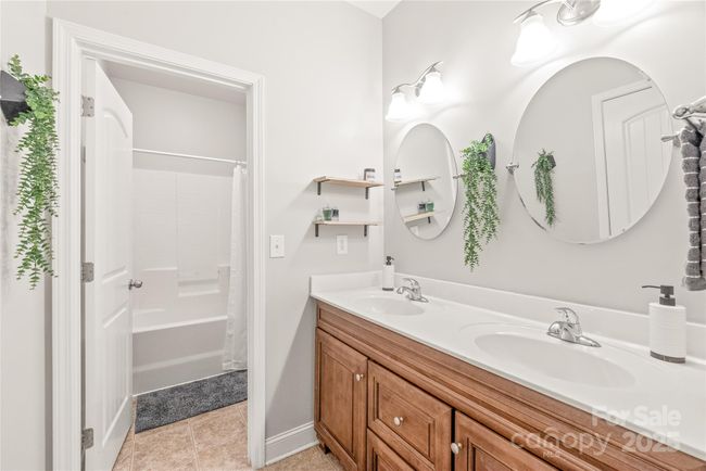 Upstair barhroom | Image 20