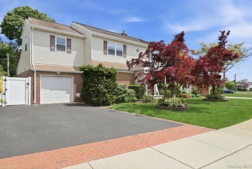 19 Berkshire Rd, Bethpage, NY, 11714-1025 | Card Image