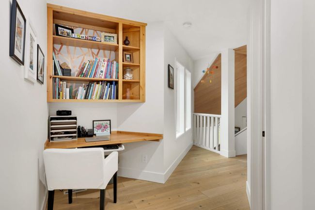 Desk area on upper level | Image 30