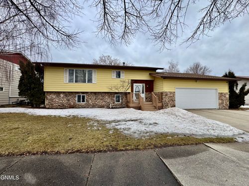 1805 14th Ave W, Williston, ND, 58801-3113 | Card Image