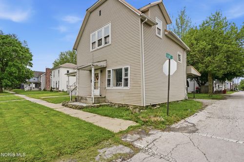 565 W Fremont St, Fostoria, OH, 44830-1603 | Card Image
