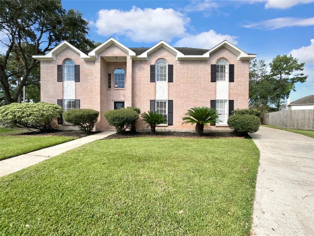 Juliabora Ct, Friendswood, TX 77546